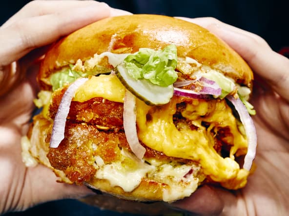 Le burger au lieu noir pané et cheddar