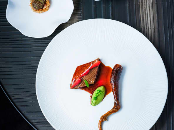 Pigeon, petit pois, verveine et fraise de Cédric Burtin