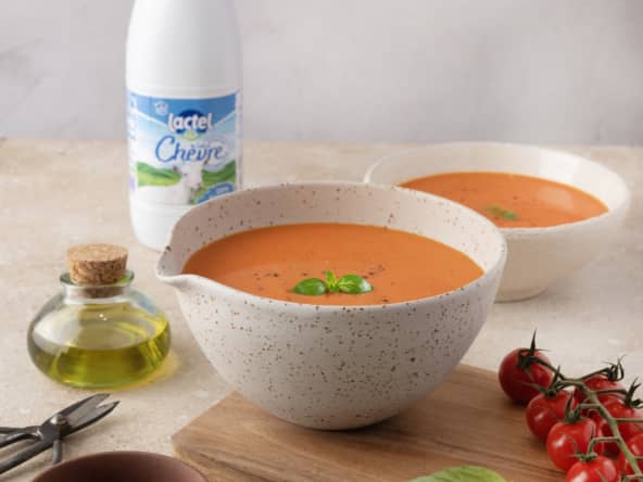 Velouté froid de poivrons, tomates et lait de chèvre