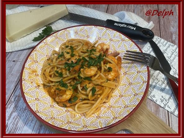 Spaghetti aux crevettes et sauce tomate