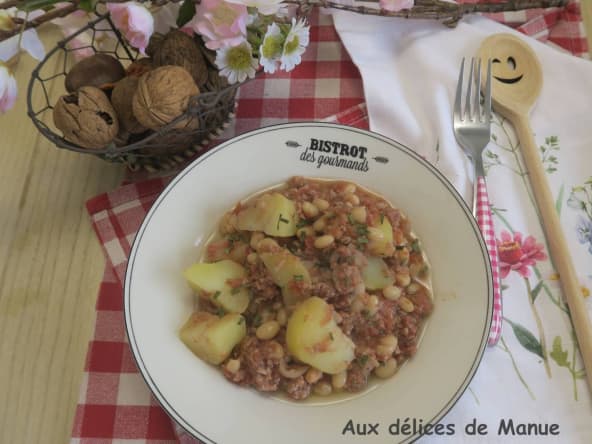 Haricots blancs et pommes de terre en sauce tomate au bœuf haché