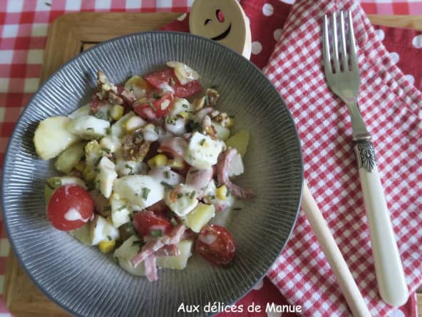 Salade de pommes de terre aux tomates cerises, poitrine fumée, œufs durs et feta