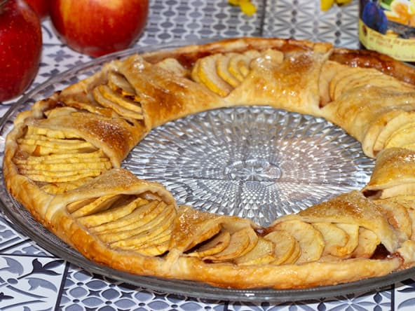 Tarte couronne feuilletée aux pommes et à la confiture de prunes