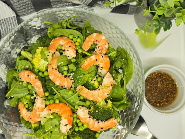 Salade printanière aux crevettes sauce asiatique