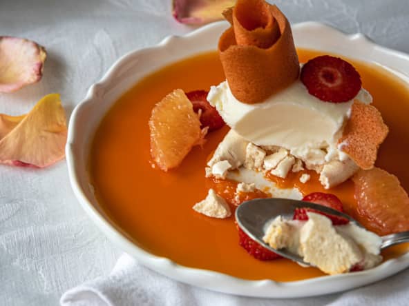 Glace amande, gelée de carottes, meringue, fraises et suprême d'agrume