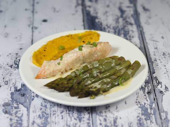 Saumon aux asperges beurre blanc et purée de carottes rôties