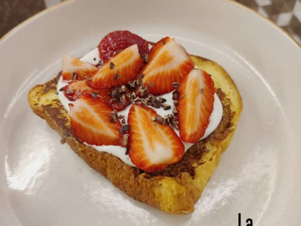 Brioche perdue ricotta fraise grué de cacao