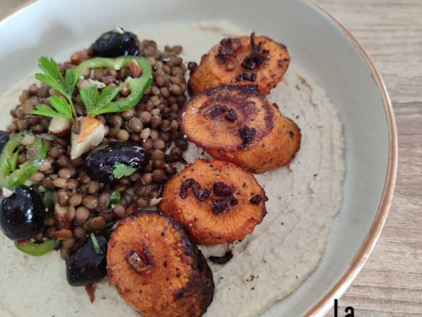 Salade de lentilles, carottes rôties et houmous