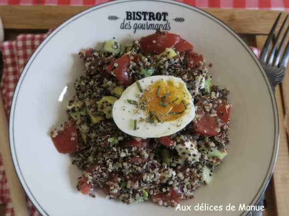 Salade de quinoa aux tomates, avocat, concombre, feta et œufs durs
