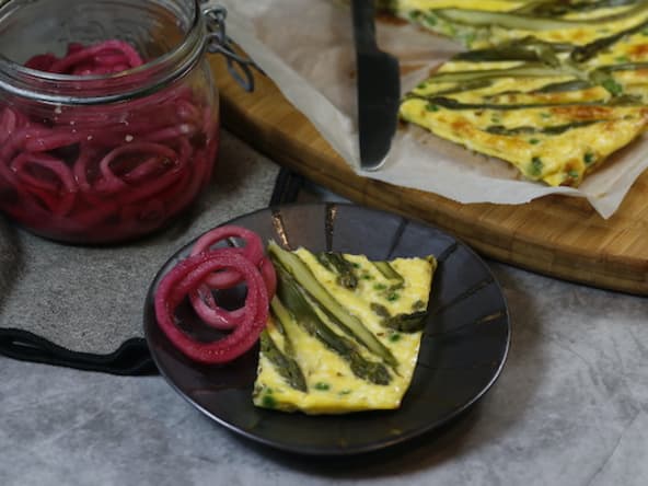 Frittata d’asperges au four et pickles d’oignon rouge