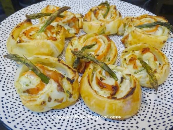 Feuilletés à la truite fumée, asperges vertes et fromage frais