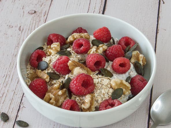 Petit-déjeuner IG bas au skyr, avoine et framboises