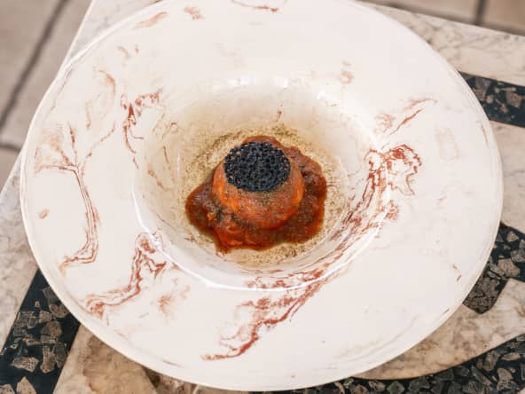 Gnocchis de pieds d’agneau glacé aux jus des Ocres de Roussillon, dentelle d’encre de seiche