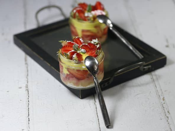 Pots de fraises à la menthe et crème citron