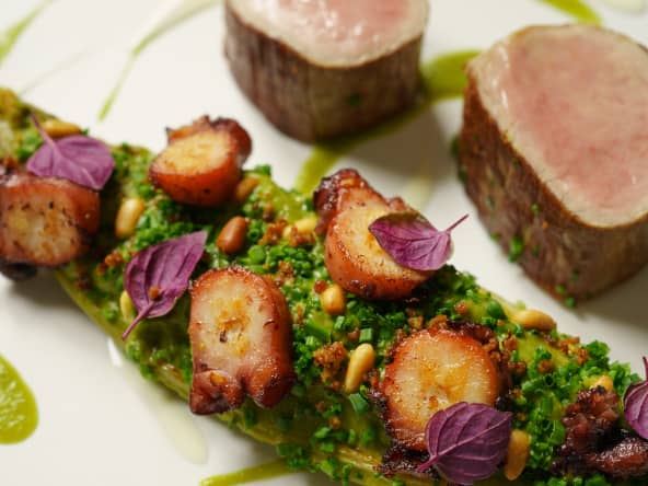 Filet mignon de porc, poulpe, laitue braisée et lavande