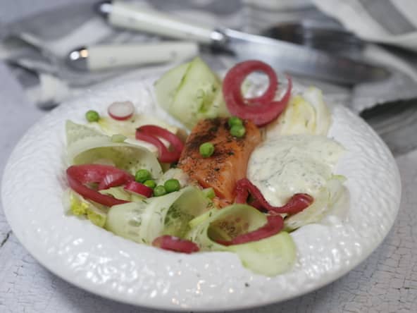 Salade de saumon mi cuit aux légumes croquants