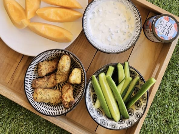 Poisson pané, sauce fraîche et muffins anglais au saumon fumé pour un pique-nique au soleil