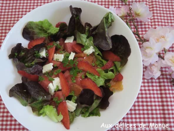 Salade de tomates, pastèque, truite fumée et fraises