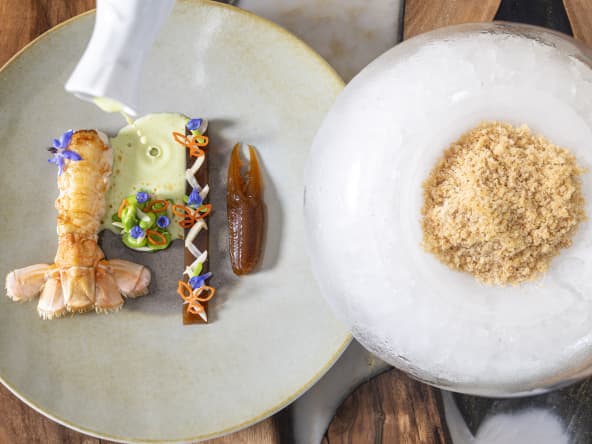 Grosse langoustine juste rôtie, fine gelée de têtes, févettes et gaspacho d’amandes