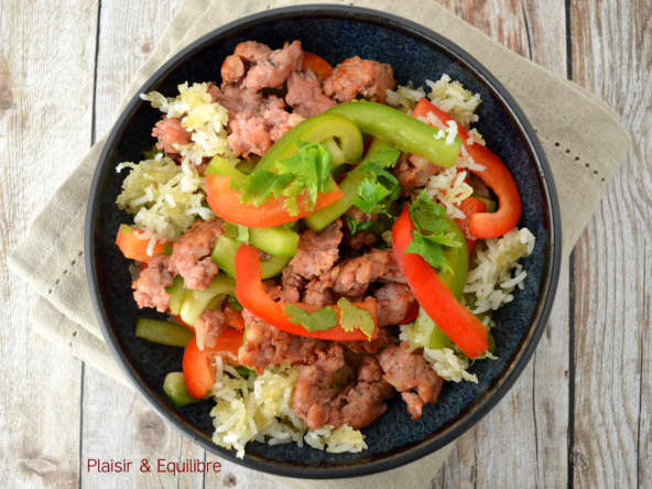 Salade de riz croustillant au porc haché et aux poivrons