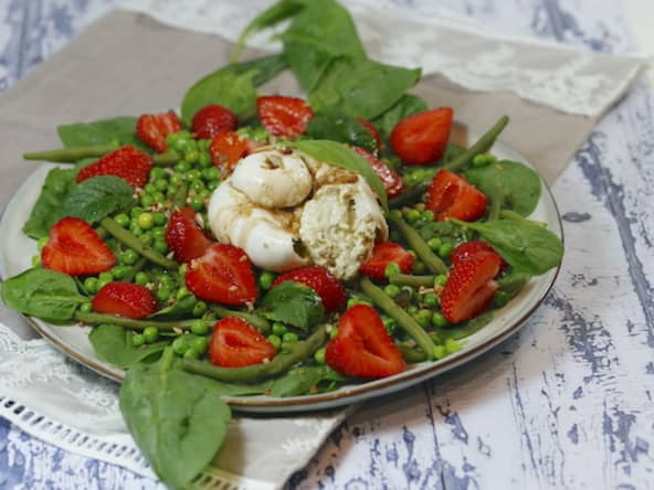 Salade d’épinards aux fraises légumes verts et burrata