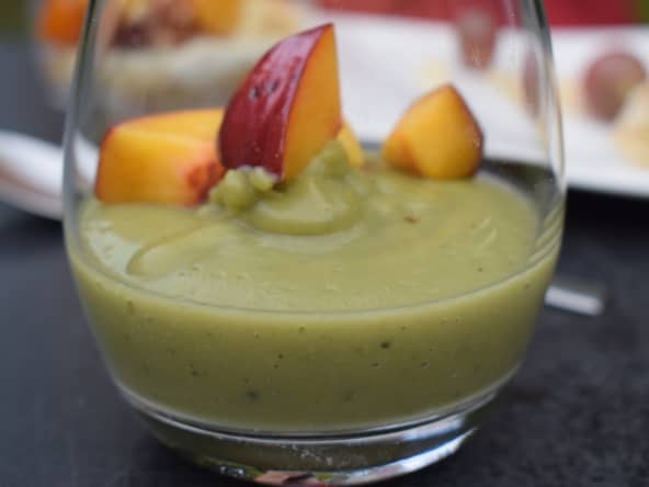 Gaspacho de pois cassés à la menthe et nectarines rôties