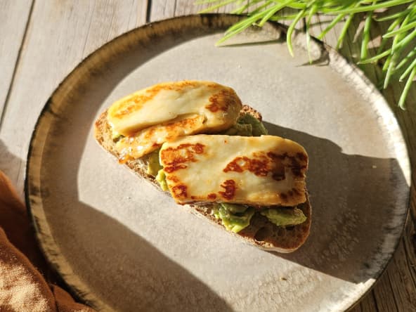 Tartine guacamole et halloumi grillé