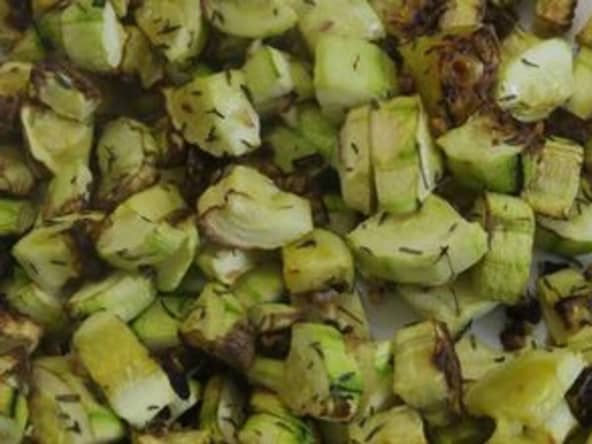 Salade de courgettes grillées ou courgettes grillées pour une salade, au Air Fryer ou au four