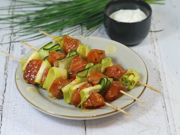 Brochettes de saumon mariné