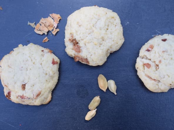 Cookies rose, amande et cardamome