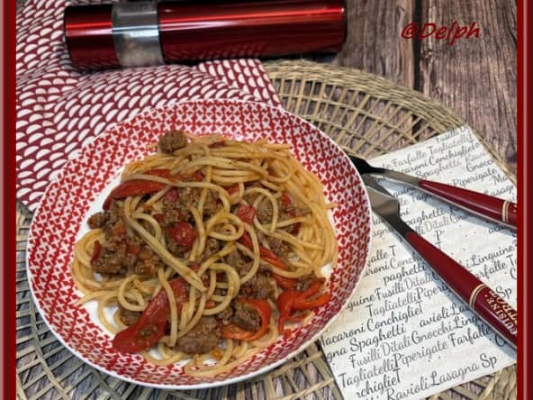 Spaghetti aux poivrons marinés et bœuf haché