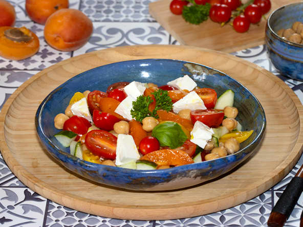 Salade, pois chiches, tomates et abricots