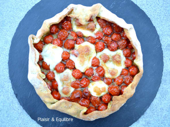 Tarte rustique aux tomates cerises, pesto et mozzarella