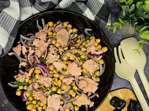 Salade de pois chiches au thon, vinaigrette aux pruneaux