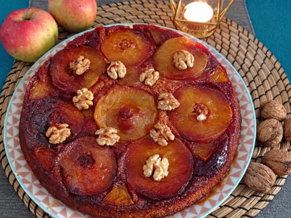 Gâteau renversé aux pommes caramélisées et aux noix
