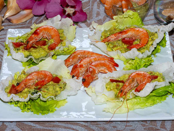 Chips de feuilles de riz au guacamole et crevettes