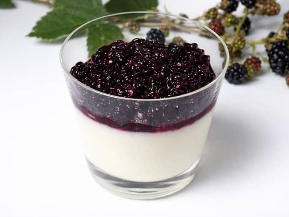 Panna cotta au chocolat blanc et mûres sauvages