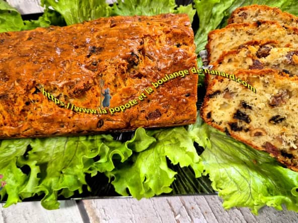 Cake au saucisson sec, noisettes et tomates séchées