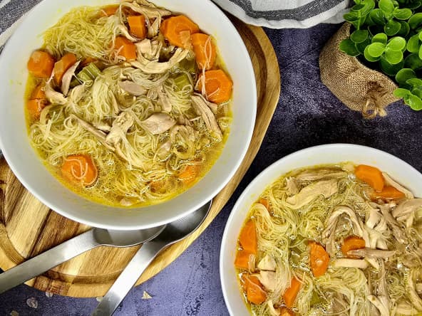 Bouillon de poulet aux nouilles de riz