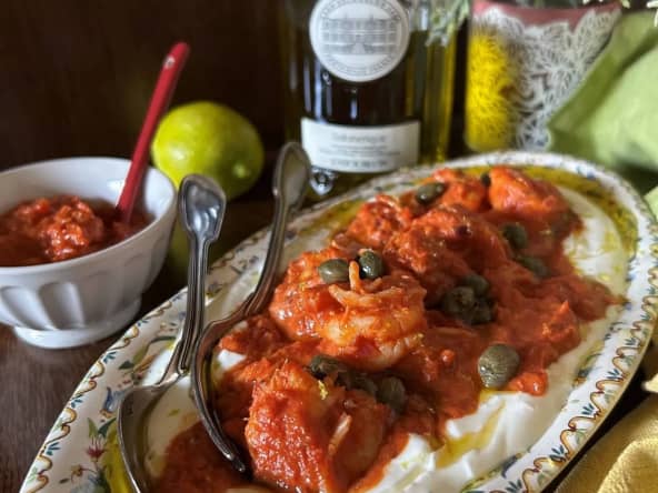 Crevettes aux tomates sur lit de yaourt grec