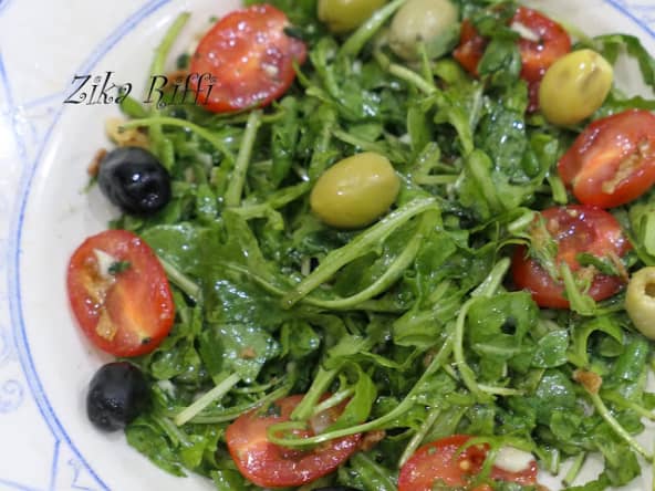 Salade de roquette, sauce vinaigrette à l'ail