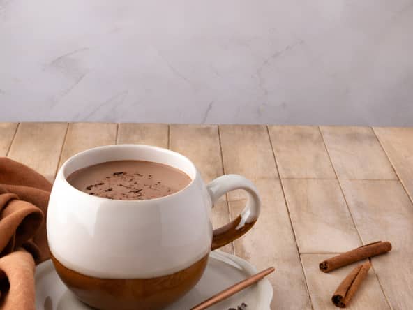 Bol de chocolat chaud au lait de chèvre entier et aux épices