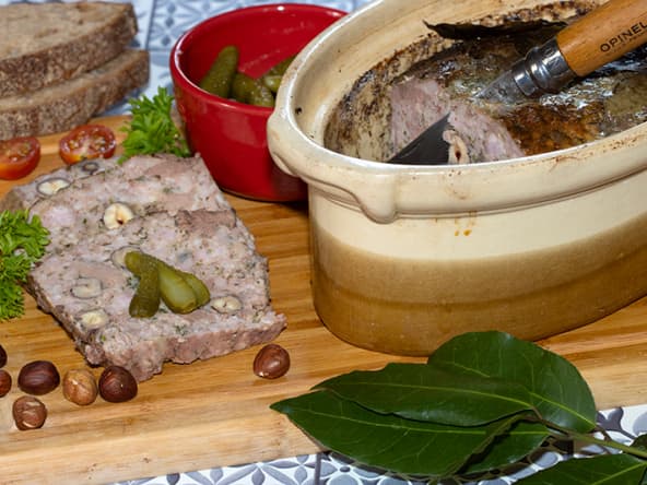 Terrine de campagne aux foies de volaille, porto et noisettes