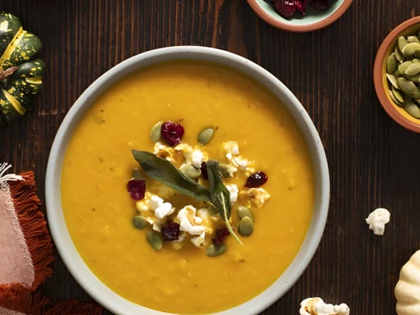 Bol de soupe d'automne avec du pop-corn aux herbes