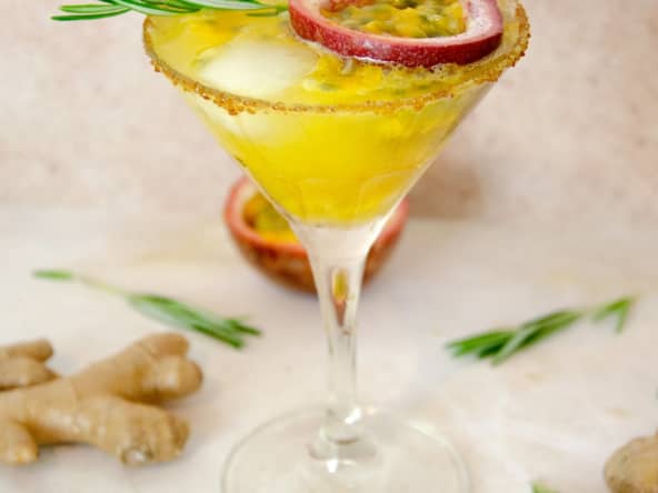 Verre de mocktail au kéfir mangue-passion, gingembre et romarin