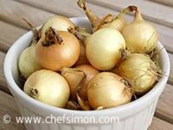 Eplucher les oignons grelots