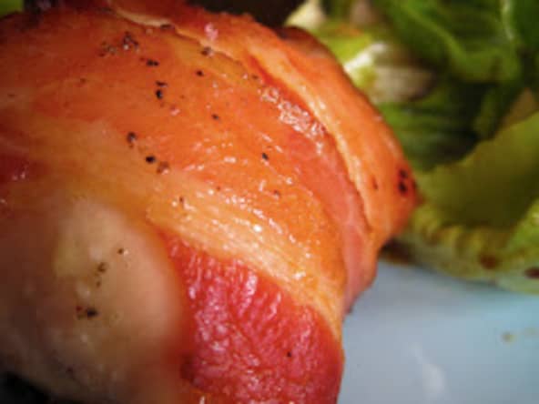 Roulade de poulet au chèvre et au lard