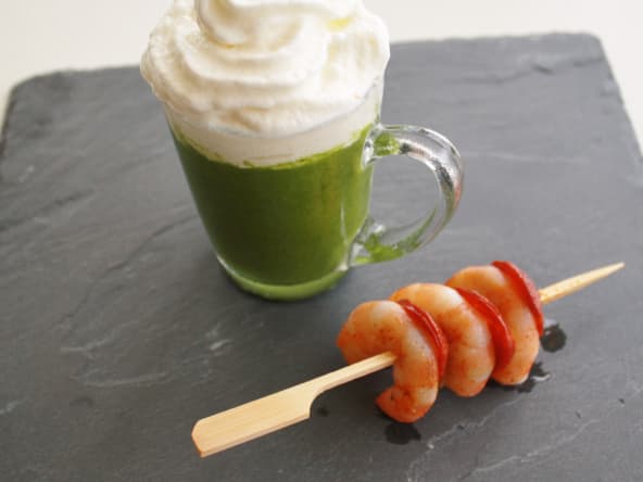 Cappuccino de roquette et sa brochette de crevettes