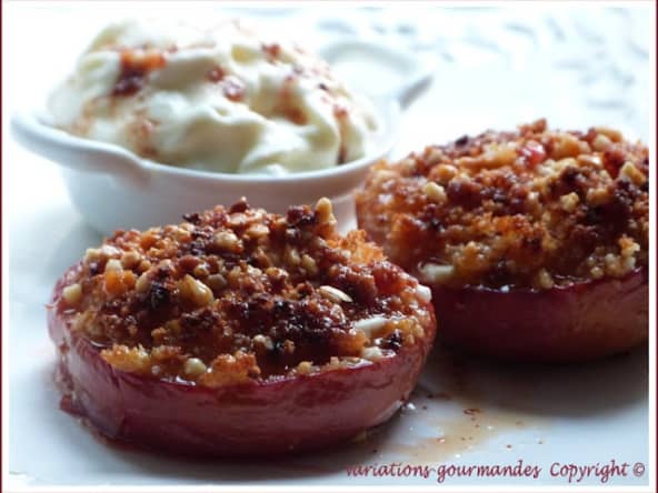 Pêches farcies aux amaretti, nuage de mascarpone à l'amaretto