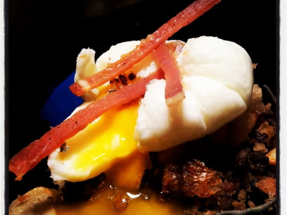 Fleur d'oeuf coulant à la sauge, migas au figatellu et croquants au lonzo